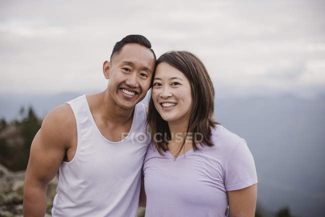 Portrait couple heureux randonnée — Photo de stock