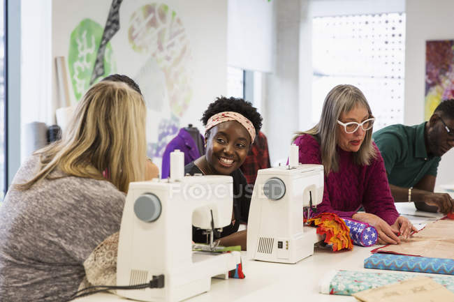 Stilisti donne che lavorano presso macchine da cucire in studio — Foto stock
