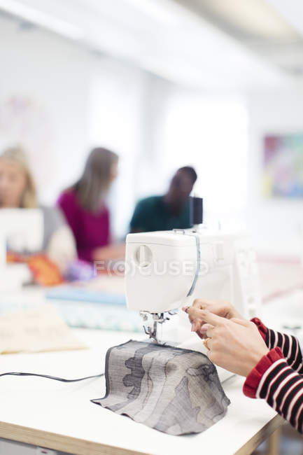 Designer de moda usando máquina de costura — Fotografia de Stock