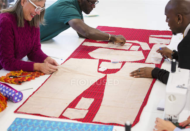 Модные дизайнеры собирают узоры для шитья — стоковое фото
