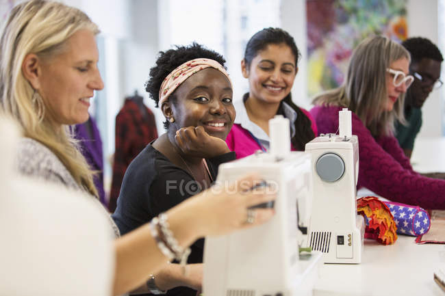 Retrato confiante designer de moda feminina trabalhando na máquina de costura — Fotografia de Stock