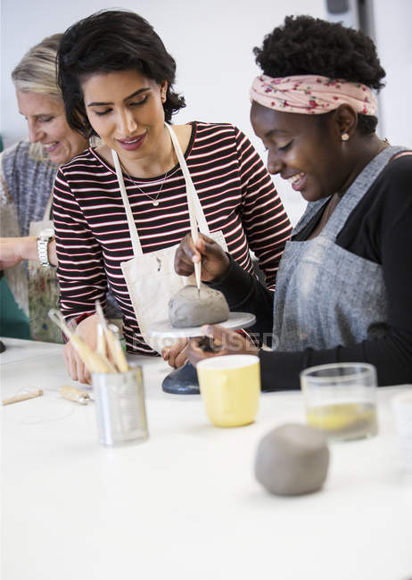 Femmes façonnant l'argile en classe d'art — Photo de stock