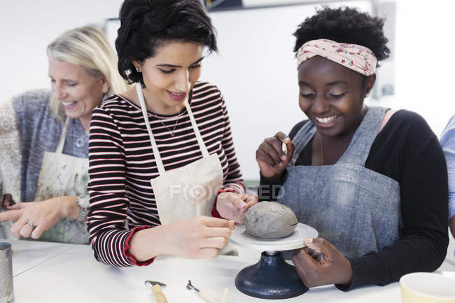 Mulheres moldando argila na aula de arte — Fotografia de Stock