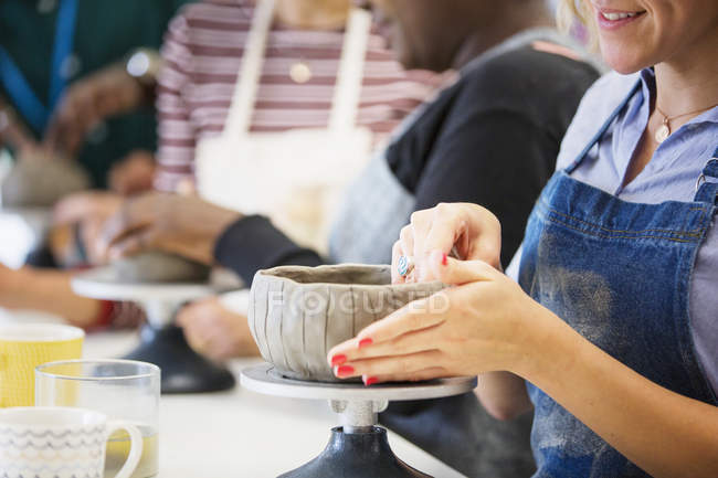 Женщина делает чашу в классе гончарного дела — стоковое фото