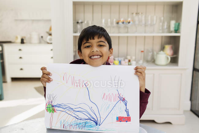Retrato menino entusiasta mostrando desenho — Fotografia de Stock