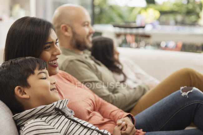 Familie schaut Fernsehen auf Wohnzimmersofa — Stockfoto