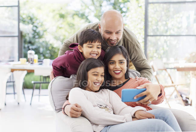 Famille prenant selfie avec téléphone de caméra — Photo de stock