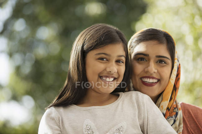 Retrato feliz madre e hija - foto de stock