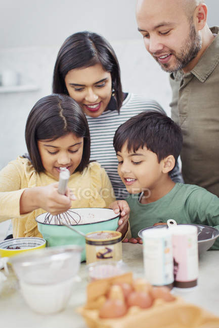 Сімейна випічка на кухні — стокове фото