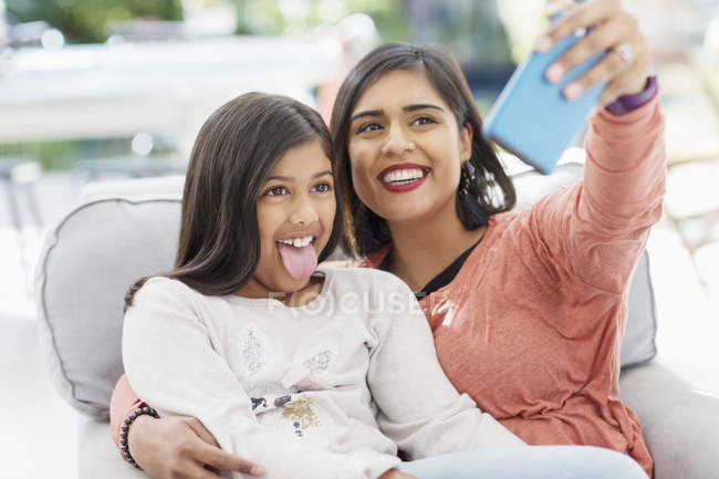 Giocoso madre e figlia prendere selfie con la fotocamera del telefono — Foto stock