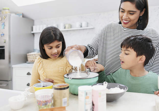 Mutter und Kinder backen in Küche — Stockfoto