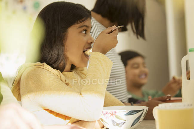 Mädchen isst Frühstück Müsli — Stockfoto