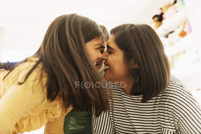 Liebevolle Mutter und Kinder reiben sich die Nasen — Stockfoto
