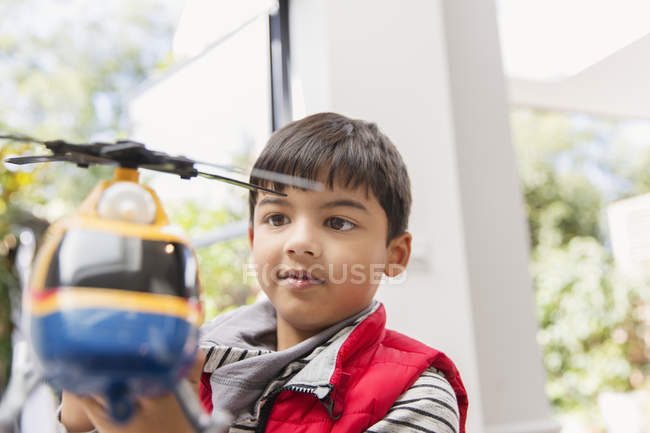 Хлопчик грає з іграшковим вертольотом — стокове фото