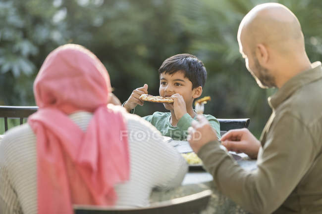 Família jantando na mesa do pátio — Fotografia de Stock