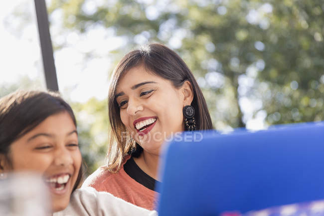 Счастливая мать и дочь с помощью ноутбука — стоковое фото
