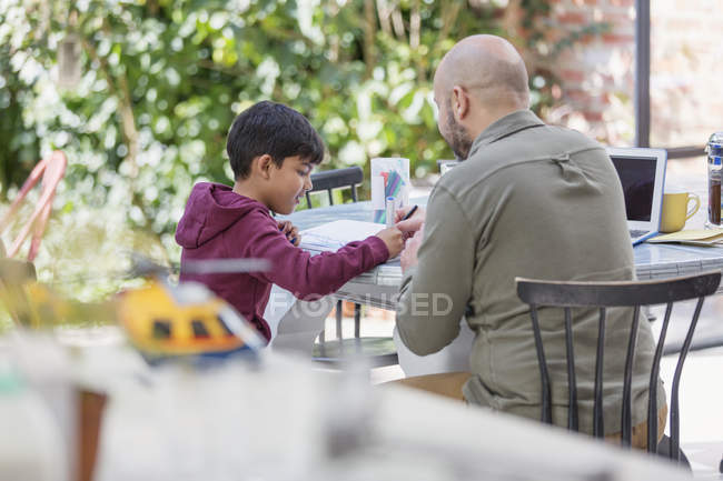 Father and son coloring at table — Stock Photo