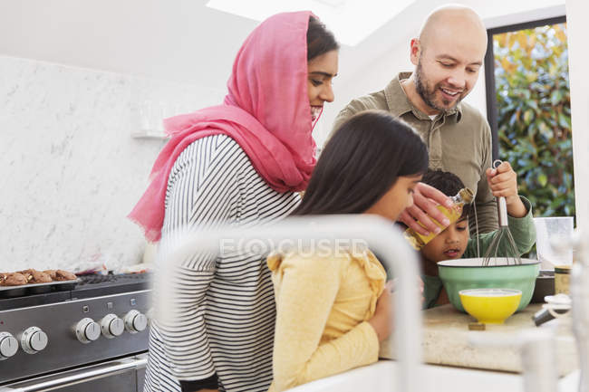 Hornear en familia en la cocina - foto de stock