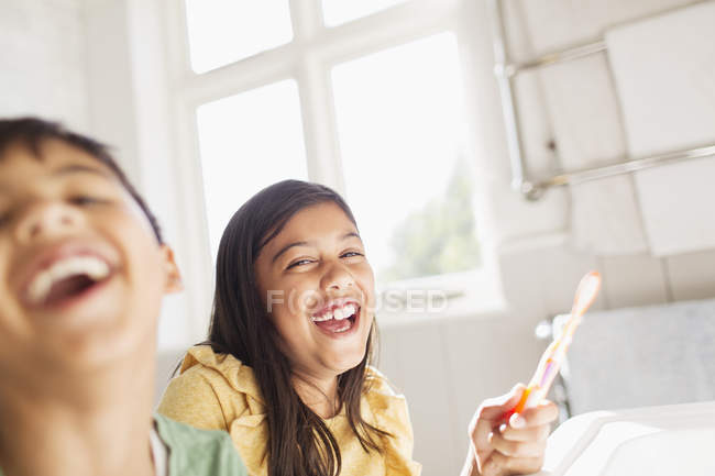 Портрет сміється брат і сестра чистить зуби у ванній — стокове фото