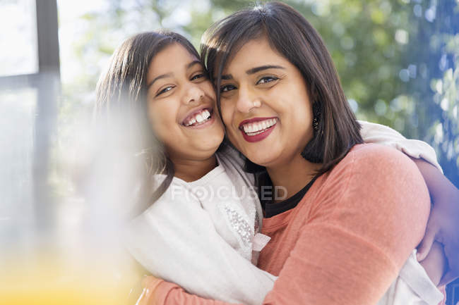 Retrato feliz, confiante, carinhoso abraço de mãe e filha — Fotografia de Stock