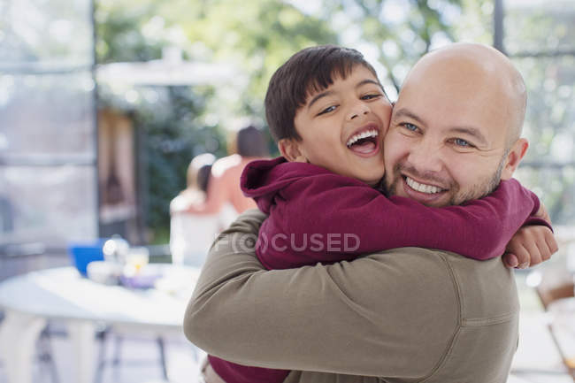 Щасливий, виснажливий батько і син обіймаються — стокове фото