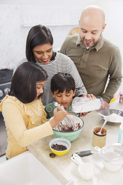Familie backt in Küche drinnen — Stockfoto