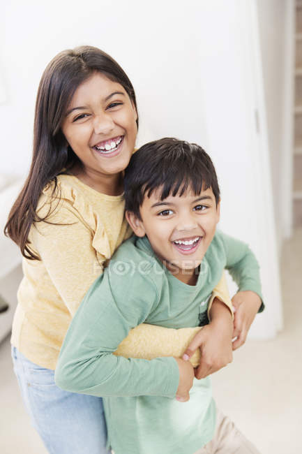 Portrait happy brother and sister — Stock Photo