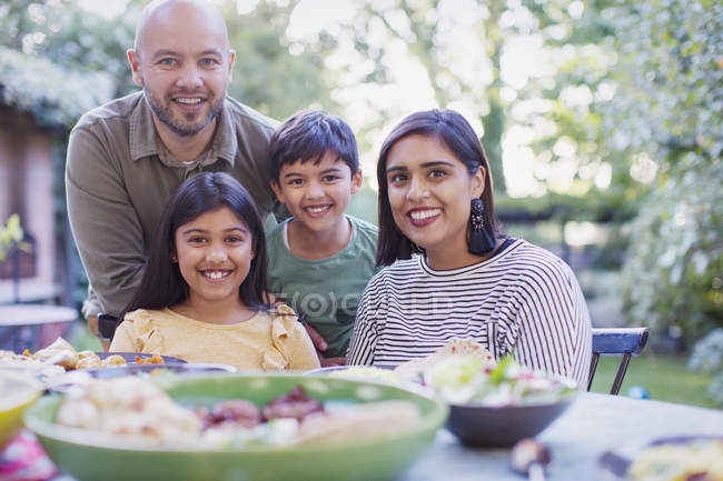 Retrato família feliz almoçando à mesa — Fotografia de Stock