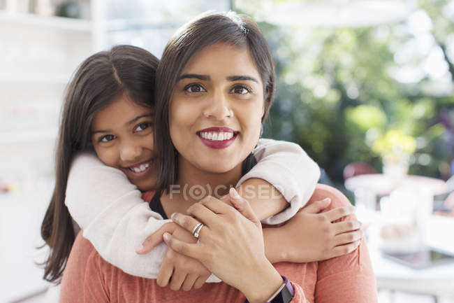 Porträt glückliche, liebevolle Mutter und Tochter umarmen sich — Stockfoto