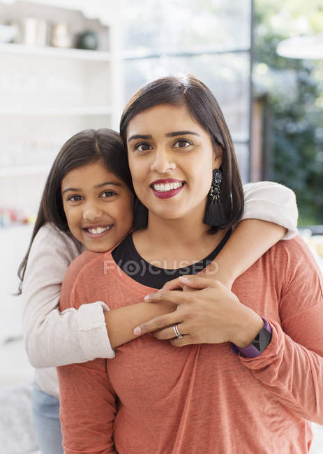 Retrato feliz madre e hija abrazándose - foto de stock