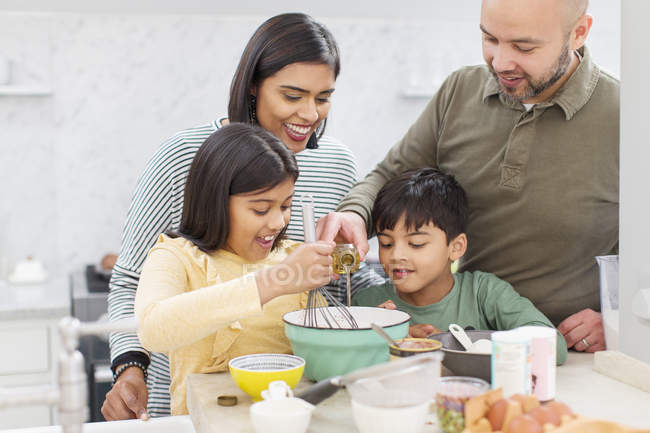 Assar em família na cozinha — Fotografia de Stock
