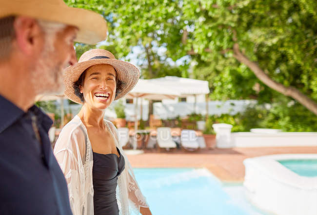 Щаслива зріла пара на сонячному курорті біля басейну — стокове фото