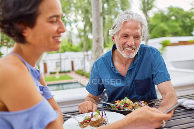 Ältere Paare essen am Terrassentisch — Stockfoto
