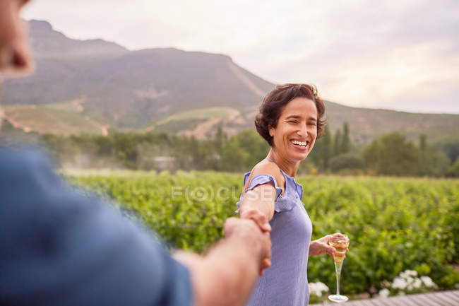 Couple heureux avec champagne sur le patio — Photo de stock