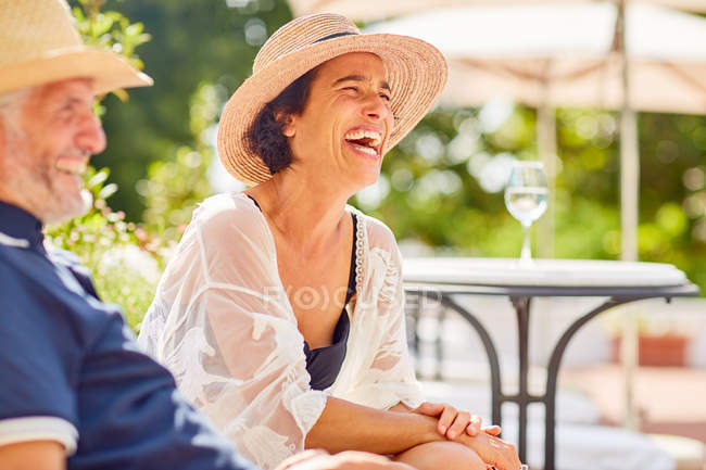 Женщина смеется над солнечным бассейном курорта — стоковое фото