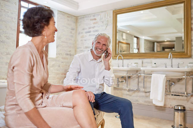 Зрелая пара в ванной комнате отеля — стоковое фото