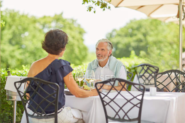 Couple mature dînant à la table de patio — Photo de stock