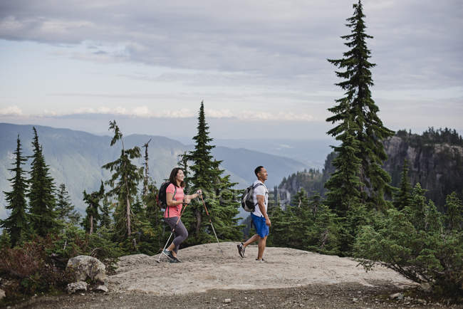Couple hiking on mountaintop, Dog Mountain, BC, Canada — Stock Photo