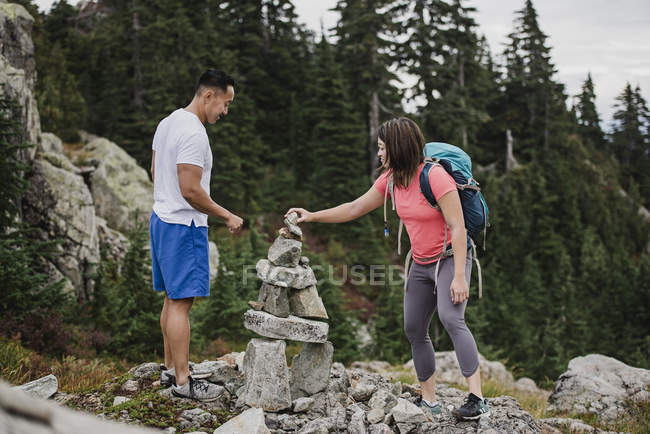 Couple randonnée, empilage rochers — Photo de stock