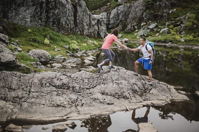 Пара походи на скелі, собака Гора, Британська Колумбія, Канада — стокове фото