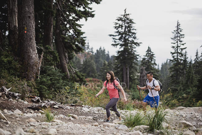 Couple hiking in woods — Stock Photo