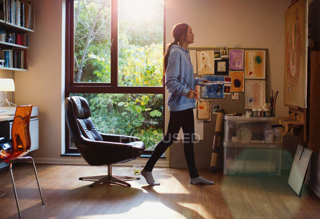 Artista feminina pintura em casa escritório — Fotografia de Stock