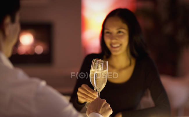 Casal tostando flautas de champanhe — Fotografia de Stock