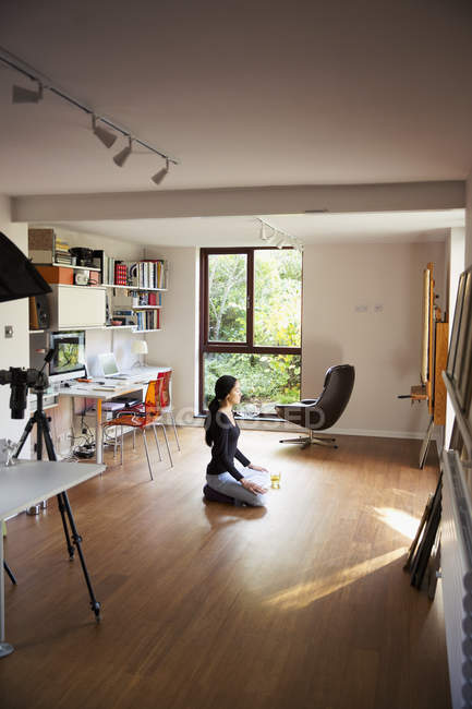Молода жінка розмірковуючи в домашньому офісі — стокове фото