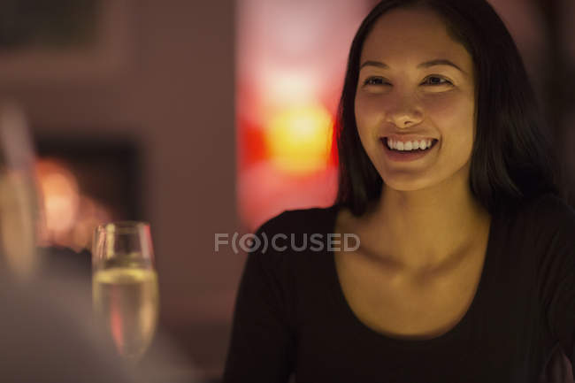Щаслива молода жінка п'є шампанське — стокове фото