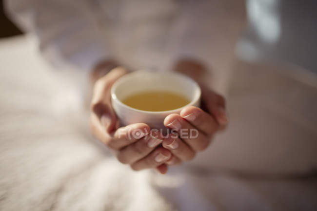 Fechar mulher cupping chá quente — Fotografia de Stock