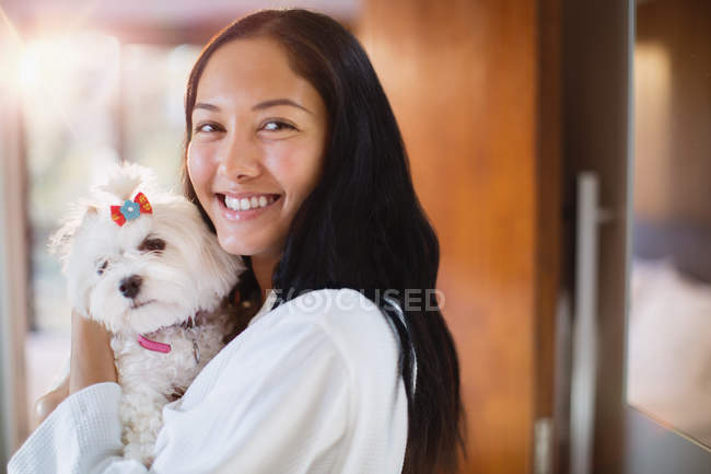Retrato feliz jovem com cão — Fotografia de Stock