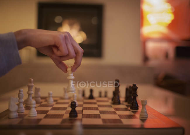 Mano jugando ajedrez, pieza en movimiento - foto de stock