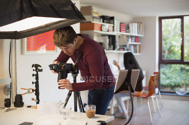 Photographe masculin travaillant en studio — Photo de stock