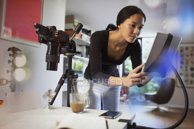 Photographe femme travaillant en studio, utilisant une tablette numérique — Photo de stock